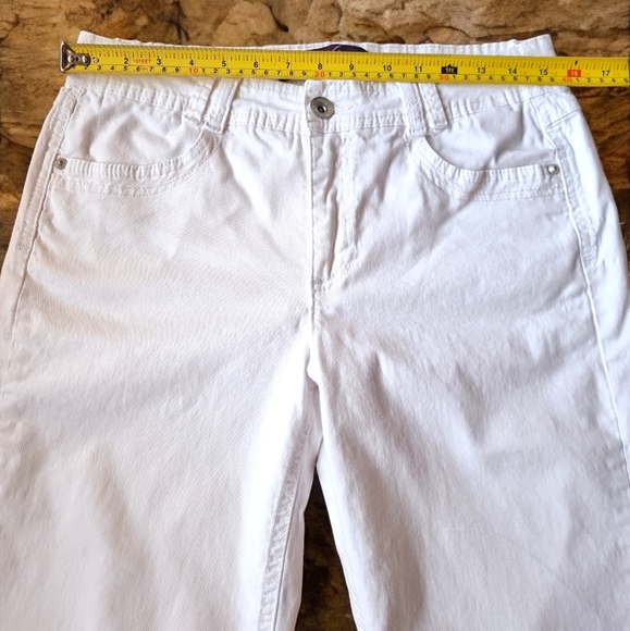 Gloria Vanderbilt White 98% Cotton Capris - Picture 3 of 8